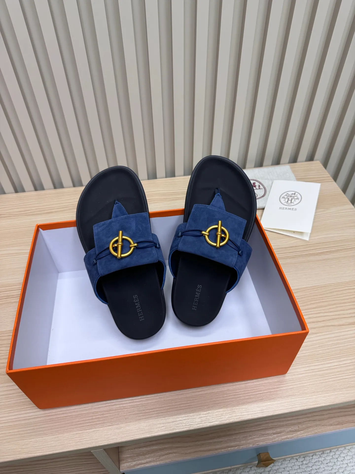 👟👟Ex-factory price 502👟👟Hermes🐎The extremely popular couple’s slippers/the latest hardware buckle sandals and slippers, paired with various colorful socks, so trendy!  ———————— Upper: imported cowhide/sheep leather/cloth/palmprint leather lining: imported cowhide/sheepskin outsole: Tpu non-slip and wear-resistant outsole Female size: 35-42 (40.41.42 non-returnable and non-exchangeable) Male code: 39-45 (45 non-returnable and non-exchangeable)